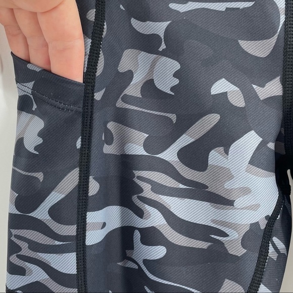 Zyia Active 2 Black Camo Pocket Light N Tight Hi-Rise 7/8 Leggings - Picture 5 of 8
